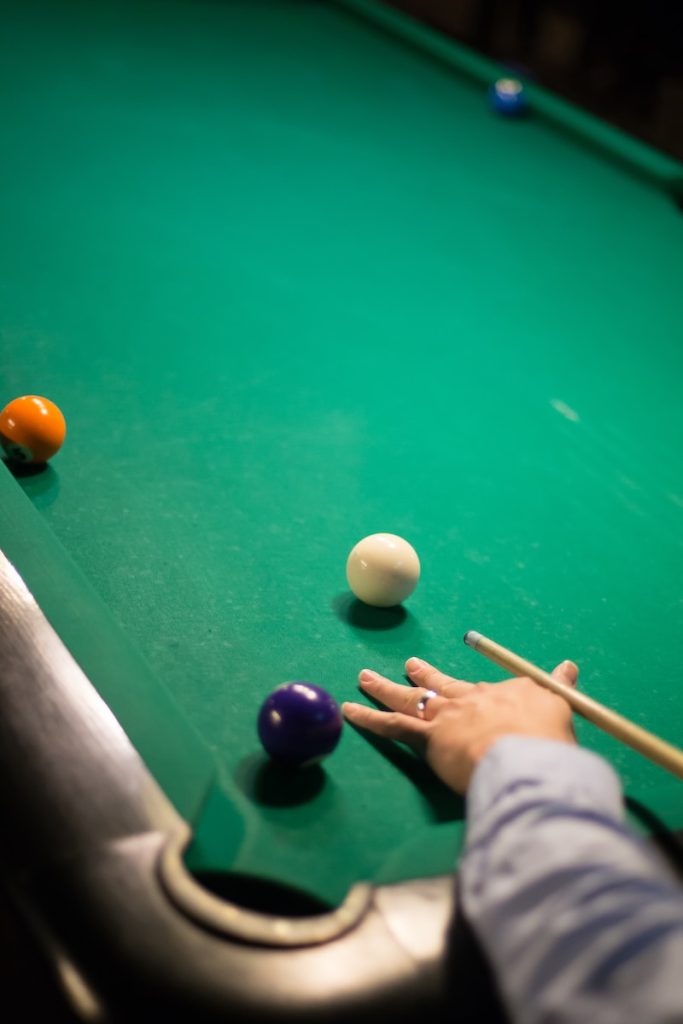 Differences between American and English Pool Tables 3 American and English Pool Tables